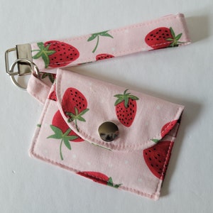 Mini llavero con tarjetero y fresas en color rosa