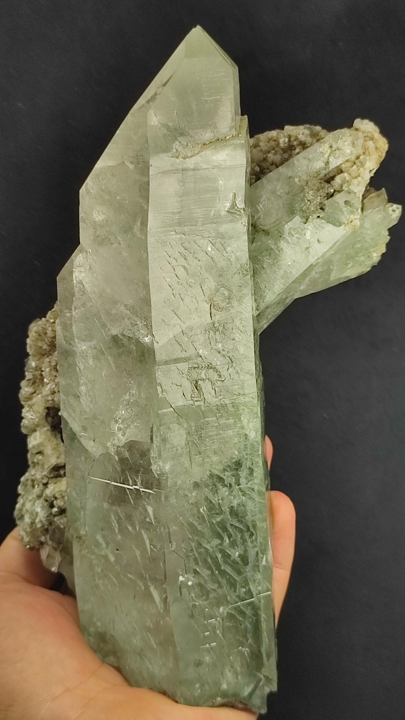 巨大な緑泥石含有水晶クラスター（1881g） - Etsy 日本