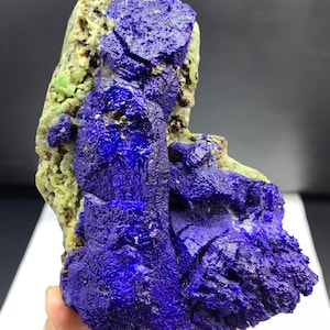 Puede incluir: Un juego de tres tazas de cerámica con un acabado mate moteado. Las tazas son de color crema, gris claro y gris oscuro. Cada taza tiene un diseño simple y minimalista, ideal para café o té.