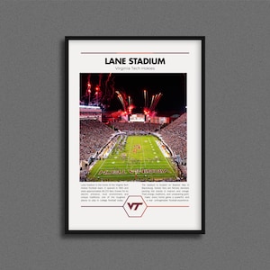 Puede incluir: Impresión enmarcada del estadio Lane, sede de los Virginia Tech Hokies, por la noche. La imagen muestra un campo de fútbol con asientos de estadio llenos de aficionados. Fuegos artificiales estallan en el cielo sobre el estadio. El texto incluye "LANE STADIUM" y "Virginia Tech Hokies".