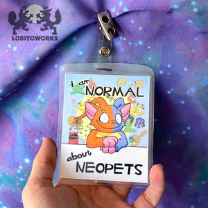 Op de afbeelding: Een blauw en oranje Neopets-personage met een ster op zijn hoofd. Het personage houdt een bord vast met de tekst "Ik ben normaal over Neopets".