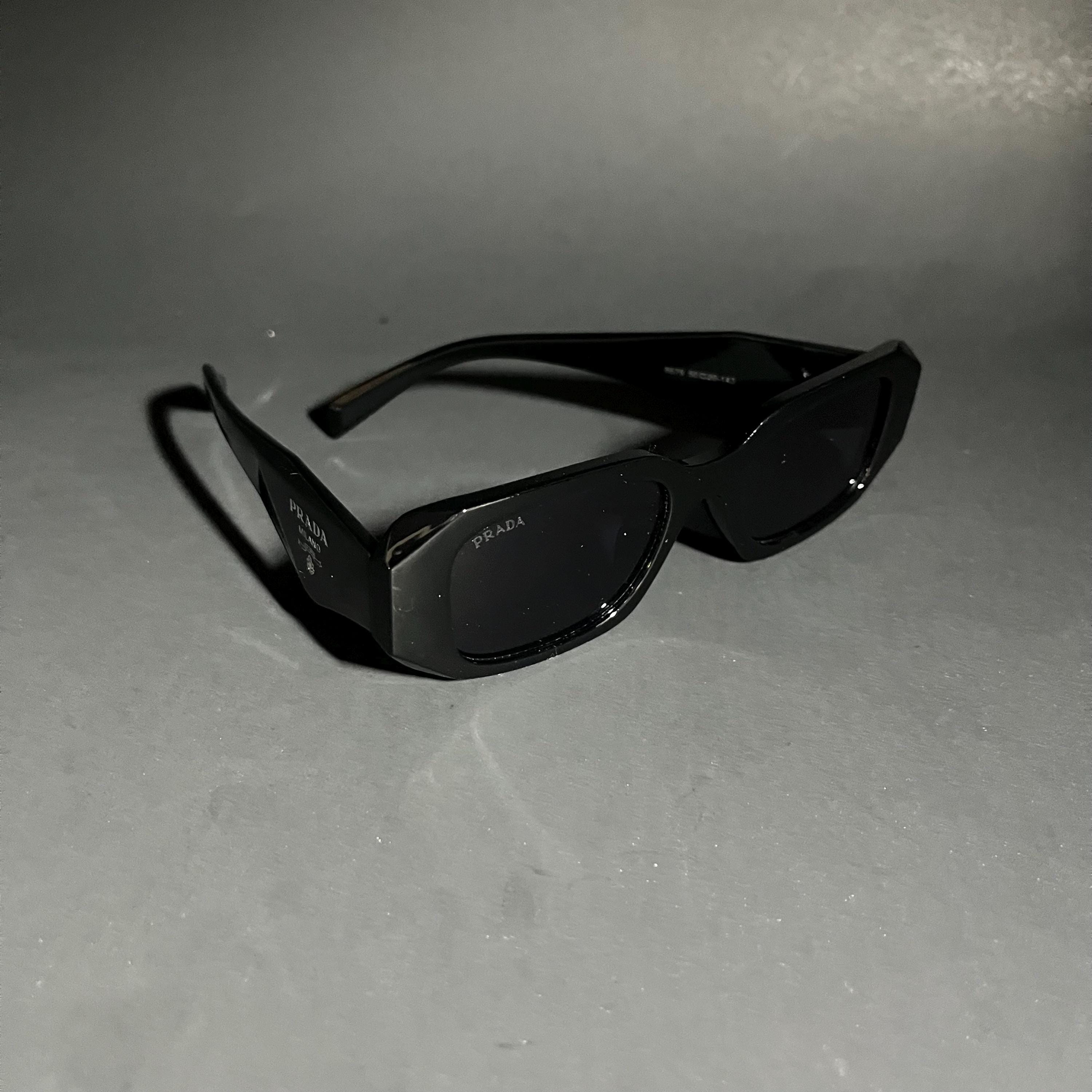 PRADA ブラックオーバルフレームメガネ ケース付き　度無し　日本製 PRADA ブラックオーバルフレームメガネ ケース付き 度無し 日本製 眼鏡