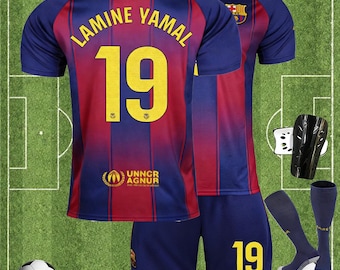 以下が含まれることがあります： 黄色でLAMINE YAMALと背番号19がプリントされた青と赤のストライプのサッカーユニフォーム、背番号19が入った青いショートパンツ、黒いすね当て、2本の青いサッカーソックス、そして緑のフィールド上の白黒のサッカーボール。