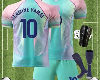 けーとらべる バルセロナ　限定　ユニフォーム　ラッシュフォード 14 背番号14のバルセロナのユニホームを手にするラッシュフォード（AP