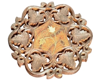 Dessous de plat MCM rétro en bois de rose sculpté à la main avec incrustations de feuilles en laiton