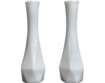 Ensemble de vases bourgeons géométriques hexagonaux en verre de lait blanc vintage avec bord festonné à volants
