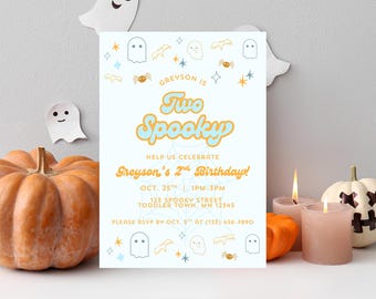 以下が含まれることがあります： オレンジと青で「Two Spooky」と書かれた、水色のハロウィーンをテーマにした招待状。招待状には「Greyson's 2nd Birthday!」というテキストとその他の詳細が含まれています。装飾要素には、幽霊、コウモリ、星、クモが含まれています。