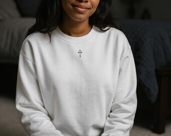 Felpa girocollo cristiana da donna: piccola croce, preghiera sul retro