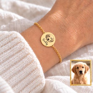 Könnte beinhalten: Ein goldfarbenes Kettenarmband mit einem runden Anhänger, der mit einer detaillierten Illustration eines Golden Retrievers und dem Namen Buddy in Schreibschrift graviert ist, basierend auf dem Foto des Hundes in der unteren Ecke.