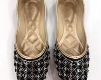 Handgemachtes besticktes indisches Jutti/Kussay - Schwarz und Silber mit Spiegelstickerei