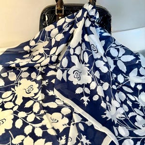 Cachecol de seda floral azul royal: xale leve e elegante