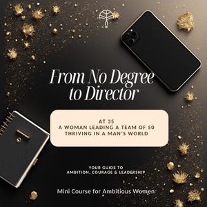 Op de afbeelding: Promotieafbeelding met de tekst "From No Degree to Director". Het bevat een zwarte smartphone, een zwart notitieboek en gouden decoratieve elementen op een donkere achtergrond. De tekst bevat ook "Mini Course for Ambitious Women."