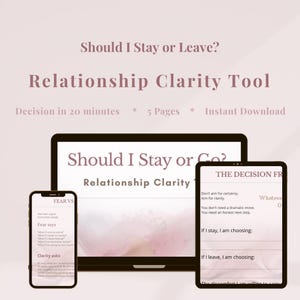 Op de afbeelding: Een digitale relatieverhelderingstool weergegeven op een laptop, tablet en smartphone. De tekst luidt "Should I Stay or Leave?" en "Relationship Clarity Tool". Het smartphonescherm toont "Fear vs Clarity".