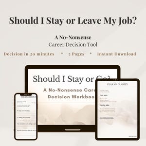 Op de afbeelding: Een digitale tool voor loopbaanbeslissingen met de titel "Should I Stay or Leave My Job?" wordt weergegeven op een laptop, tablet en smartphone. De tekst bevat "A No-Nonsense Career Decision Tool" en "Decision in 20 minutes". De tablet toont "Fear vs. Clarity".