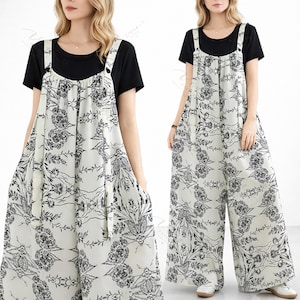 Puede incluir: Una camiseta negra de manga corta usada debajo de un mono holgado de pierna ancha. El mono es de color blanco roto con un estampado bot&aacute;nico y de insectos negro repetitivo, cuello redondo, tirantes gruesos con botones y bolsillos laterales.