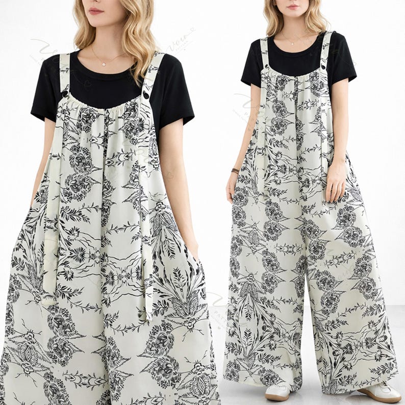 Puede incluir: Una camiseta negra de manga corta usada debajo de un mono holgado de pierna ancha. El mono es de color blanco roto con un estampado bot&aacute;nico y de insectos negro repetitivo, cuello redondo, tirantes gruesos con botones y bolsillos laterales.
