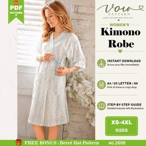 Pode incluir: Um molde de costura digital para um roupão tipo quimono em tecido de cor clara com uma delicada estampa floral azul e amarela. O molde inclui instruções para os tamanhos XS-4XL, um guia passo a passo e um molde bônus de boina.