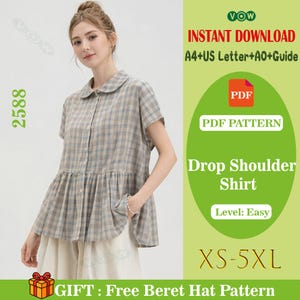 Puede incluir: Una camisa de hombros caídos a cuadros beige y azul, con cuello Peter Pan y bajo peplum. La imagen incluye texto que dice "Descarga instantánea" y "Drop Shoulder Shirt". La camisa está disponible en tallas XS-5XL.