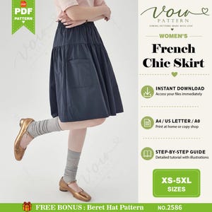 Peut inclure: Une jupe bleu marine foncé avec une taille froncée et une poche latérale, portée avec des chaussettes grises et des chaussures dorées métallisées. L'image contient le texte pour le patron de couture French Chic Skirt, tailles XS-5XL, bonus béret.