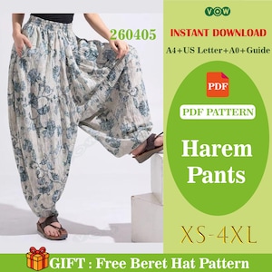 以下が含まれることがあります： 青と白の花柄の明るい色のハーレムパンツ。 ゆったりとしたフィット感のパンツはサンダルと合わせています。 画像には「Harem Pants」とサイズ「XS-4XL」の文字が含まれています。