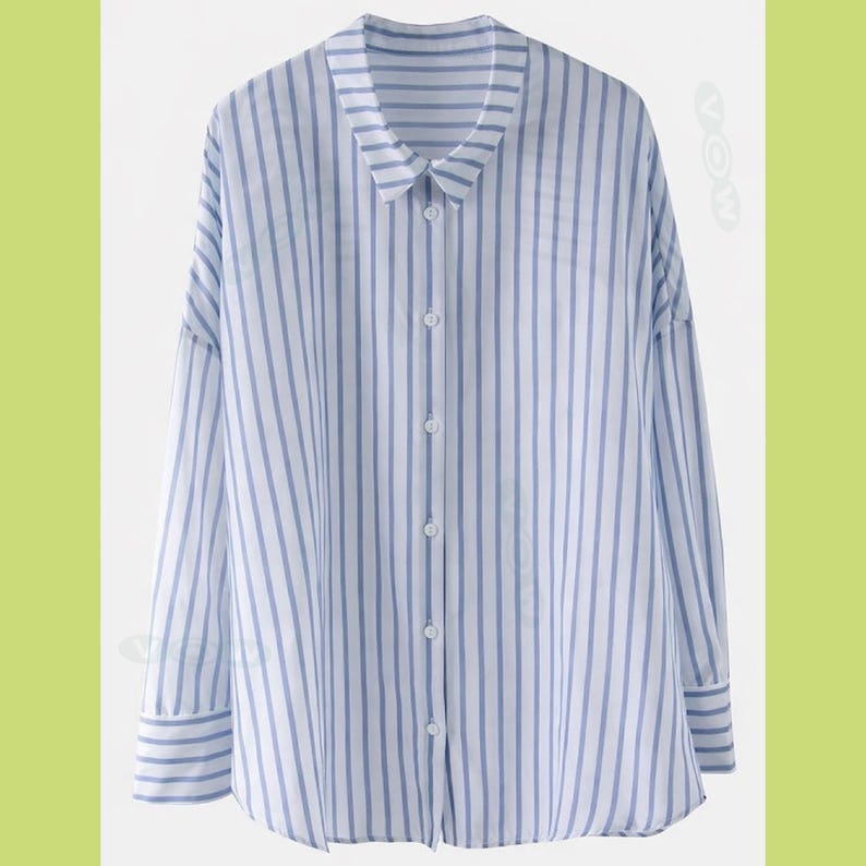 Peut inclure: Chemise blanche &agrave; rayures verticales bleues. La chemise &agrave; manches longues a un col classique et des poignets boutonn&eacute;s. La chemise est en tissu l&eacute;ger. Elle est boutonn&eacute;e sur le devant.