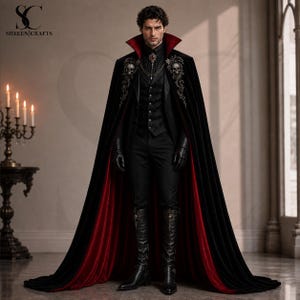 Puede incluir: Una capa larga de terciopelo negro con forro rojo intenso y cuello alto, sobre una camisa negra abotonada, chaleco, pantalones y botas. La capa presenta adornos de calaveras plateadas y bordados intrincados en los hombros.