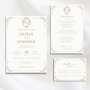Op de afbeelding: Een witte trouwkaartenset met gouden, sierlijke randen en een centraal monogram met de letters O en S. De tekst bevat de namen Olivia en Stephen, de datum 18 augustus 2030, details over het evenement en een RSVP-kaart met invulregels.