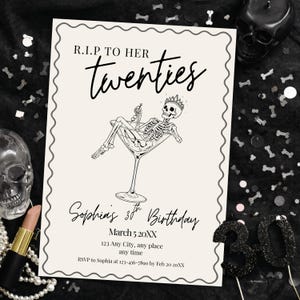 Può includere: Un invito di compleanno color crema con testo nero e un bordo decorativo. L'invito recita "R.I.P to her twenties" e presenta uno scheletro in un bicchiere da martini. L'invito è per il 30° compleanno di Sophia.