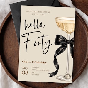 Puede incluir: Una invitación de cumpleaños beige con las palabras "hello, Forty" en escritura negra. Una copa de champán con un lazo negro está a la derecha. La invitación incluye la fecha, hora y lugar del 40 cumpleaños de Chloe.