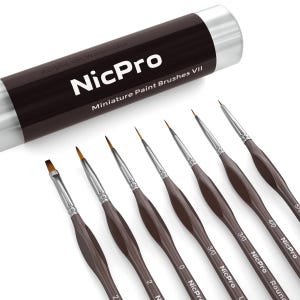 Peut inclure: Un ensemble de pinceaux miniatures NicPro avec des manches marron et des viroles argentées. L'ensemble comprend différentes tailles et formes de pinceaux, avec le texte "NicPro" et "Miniature Paint Brushes VII" visible sur l'emballage. Les pinceaux sont pour acrylique, huile et aquarelle.