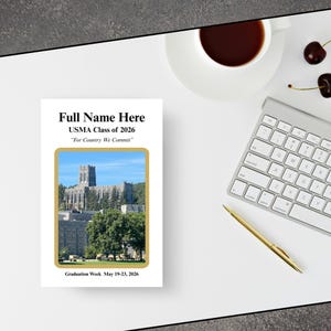 Puede incluir: Una taza de cerámica blanca con un asa negra y el texto "But First, Coffee" en negro, con una fuente de estilo manuscrito. La taza está sobre una superficie blanca.