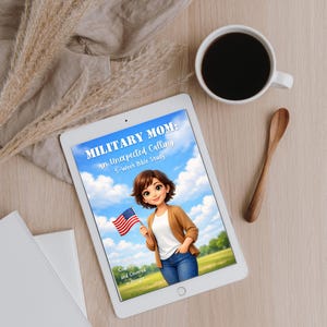 Może przedstawiać: Tablet cyfrowy wyświetla okładkę książki zatytułowanej "MILITARY MOM: an Unexpected Calling 5-Week Bible Study". Na okładce znajduje się postać z kreskówki trzymająca amerykańską flagę. Obok tabletu filiżanka kawy i drewniana łyżka.