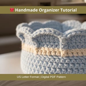 Puede incluir: Un juego de tres tazas de cerámica con un acabado mate moteado. Cada taza presenta un color diferente: azul claro, crema y gris. Las tazas tienen un diseño simple y moderno con una forma redondeada y un asa cómoda.