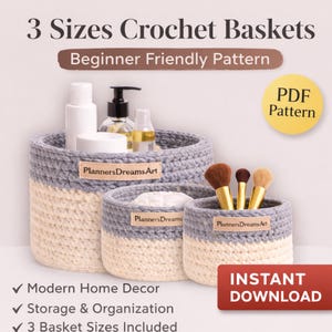 Könnte beinhalten: Drei Häkelkörbe in verschiedenen Größen, zweifarbig in Grau und Creme. Das Bild enthält den Text "3 Sizes Crochet Baskets" und "Beginner Friendly Pattern". Die Körbe sind mit Toilettenartikeln und Make-up-Pinseln gefüllt. Der Text "Instant Download" ist ebenfalls sichtbar.