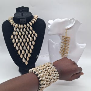 Conjunto de joyas de conchas de cauri, collar babero y brazalete estilo boho africano de conchas, pendientes colgantes tribales hechos a mano.