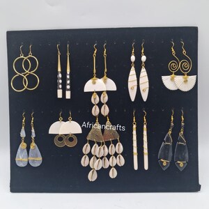 Boucles d'oreilles africaines en laiton, os, corne et coquillage cauri, assortiment en gros - Accessoires pour femmes