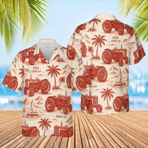 Puede incluir: Camisa de manga corta con un estampado repetido de tractores rojos, palmeras y veleros sobre un fondo crema. La camisa presenta el texto "550 1958-63" y "50 58-63".