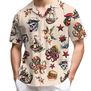 Puede incluir: Camisa beige de manga corta con un diseño de tatuaje náutico. La camisa presenta ilustraciones de barcos, anclas, calaveras, pulpos, estrellas y rosas. La camisa tiene un cuello clásico y está hecha de una tela ligera.