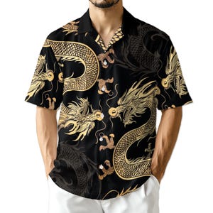 Puede incluir: Camisa negra de manga corta con un estampado de dragón dorado. La camisa tiene un cuello clásico y un corte relajado. El diseño del dragón es detallado y cubre toda la camisa, creando un look audaz y llamativo.