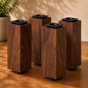 Könnte beinhalten: Ein Set aus vier quadratischen Möbelbeinen aus dunkelbraunem Holz mit sichtbarer Maserung. Jedes Bein verfügt über eine schwarze Metallmontageplatte an der Oberseite und einen kleinen schwarzen runden Fuß an der Unterseite zur Befestigung.