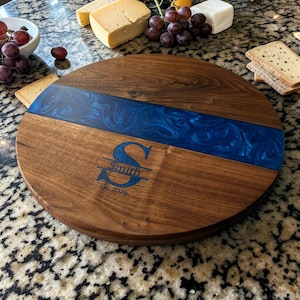 Plato giratorio Lazy Susan hecho a mano, fabricado en Estados Unidos, de nogal negro, arce ambrosía o cerezo y resina, de 25,4 cm, 35,5 cm y 50,8 cm de diámetro.