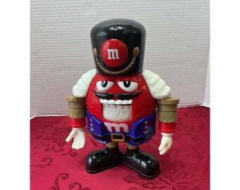 Dispensador de caramelos M&M's con forma de cascanueces rojo, juguete coleccionable navideño de 24 cm (9,5 pulgadas)