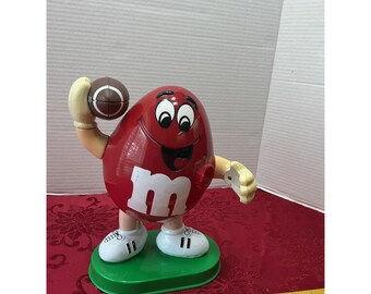 Dispensador de caramelos M&M's vintage con diseño de balón de fútbol americano rojo, de Mars Inc., coleccionable, 9 pulgadas.