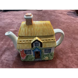 Vintage keramiktekanna med halmtak, handmålad, 18 cm