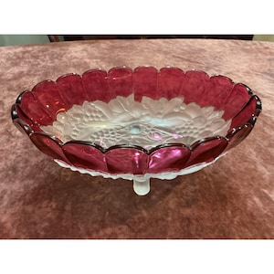 Centro de mesa vintage de vidrio esmerilado color rojo rubí arándano con forma de uva, con base y borde festoneado.