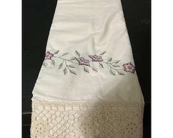 Witte bloemen geborduurd tafelkleed vintage stijl met gehaakte kanten rand 70 x 96 H-416