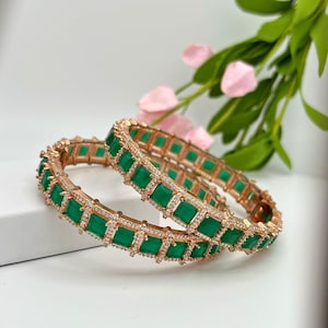 Smaragdgroene armbanden, groene armbandset, smaragdgroene CZ-armband, Indiase armbandset, groene kadas, elegante armbanden, groene desi-armband, groene kada