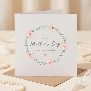 Puede incluir: Juego de tres tazas de cerámica con acabado mate moteado. Las tazas son de color crema, gris claro y gris oscuro. Cada taza tiene un diseño simple y minimalista, ideal para café o té.