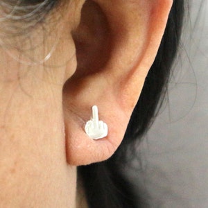 Pendiente de botón feminista de plata para el dedo medio: regalo de joyería minimalista feminista