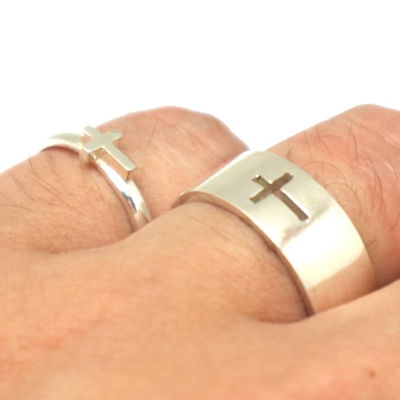 Anillo de pareja de cruz lateral de plata para hombres y mujeres